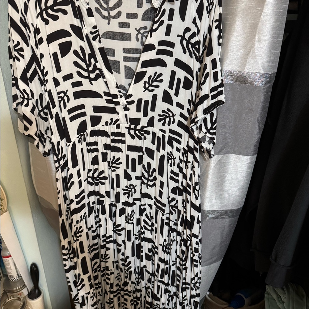 LuLaRoe Black and White Graphic Dress (Helene) Tiered midi
